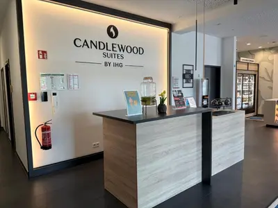 Ein Zertifikat, Auszeichnung, Logo oder anderes Dokument, das in der Unterkunft Candlewood Suites Berlin Charlottenburg by IHG ausgestellt ist