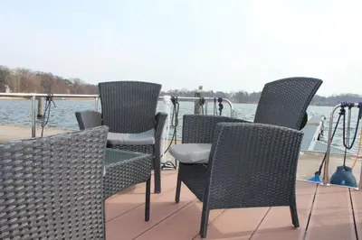 Blick auf einen Fluss in der Nähe des Bootes