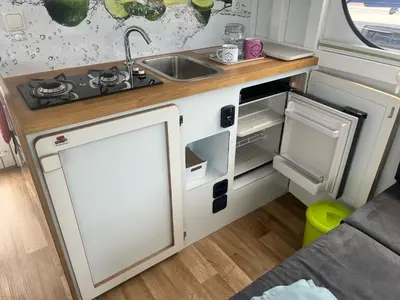 Küche/Küchenzeile in der Unterkunft WOHLFÜHLBOOT Hausboot - Festlieger im Hafen Bad Saarow - WC an Bord, Dusche an Land