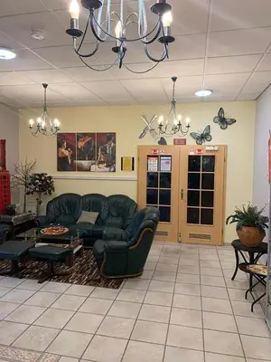 Ein Sitzbereich in der Unterkunft Hotel Auberge Restaurant