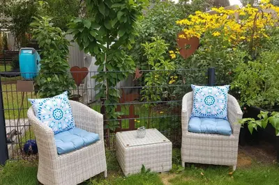Ein Garten an der Unterkunft 2 Zimmer-Einliegerwohnung am Flughafen Schönefeld