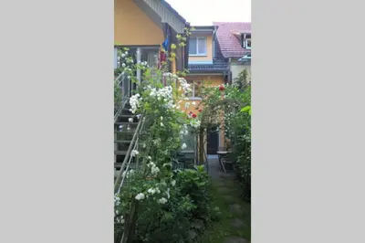 Ein Garten an der Unterkunft Einliegerwohnung mit Wintergarten (EG)
