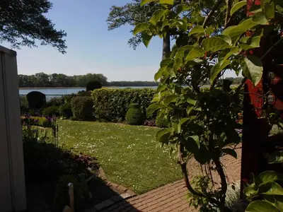 Ein Garten an der Unterkunft Bungalow Idylle Am See