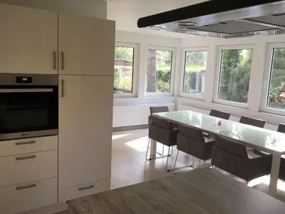 Küche/Küchenzeile in der Unterkunft KOMPLETTES FERIENHAUS POTSDAM BERLIN GÄSTEHAUS IN SEENÄHE 95qm2 MONTEURZIMMER