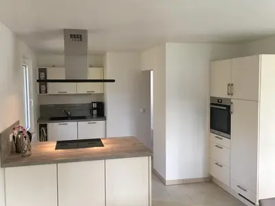 Küche/Küchenzeile in der Unterkunft KOMPLETTES FERIENHAUS POTSDAM BERLIN GÄSTEHAUS IN SEENÄHE 95qm2 MONTEURZIMMER