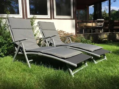 Ein Garten an der Unterkunft KOMPLETTES FERIENHAUS POTSDAM BERLIN GÄSTEHAUS IN SEENÄHE 95qm2 MONTEURZIMMER