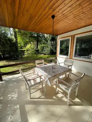 Ein Patio oder anderer Außenbereich in der Unterkunft KOMPLETTES FERIENHAUS POTSDAM BERLIN GÄSTEHAUS IN SEENÄHE 95qm2 MONTEURZIMMER