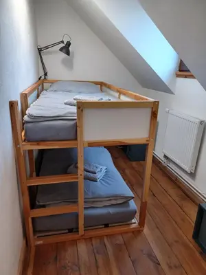 Ein Bett oder Betten in einem Zimmer der Unterkunft Schlossblick Apartment für 4 mit Küche Kamin Netflix Parken und Hofladen