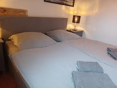 Ein Bett oder Betten in einem Zimmer der Unterkunft Schlossblick Apartment für 4 mit Küche Kamin Netflix Parken und Hofladen