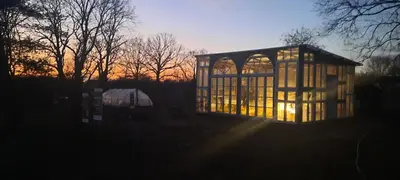 Ein Garten an der Unterkunft Schlossblick Apartment für 4 mit Küche Kamin Netflix Parken und Hofladen