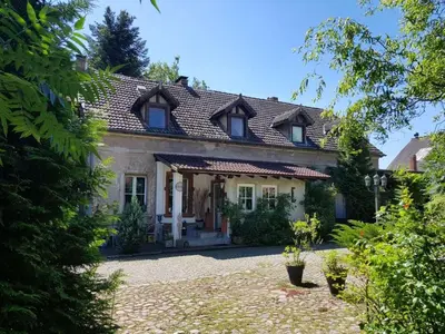 Ein Garten an der Unterkunft Schlossblick Apartment für 4 mit Küche Kamin Netflix Parken und Hofladen