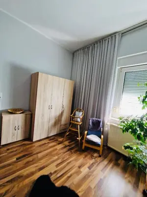 Ein Sitzbereich in der Unterkunft Alteschule15