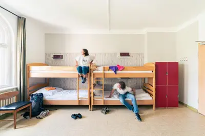 Ein Bett oder Betten in einem Zimmer der Unterkunft Three Little Pigs Hostel - Your Berlin Castle