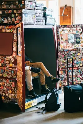 Ein Sitzbereich in der Unterkunft Three Little Pigs Hostel - Your Berlin Castle