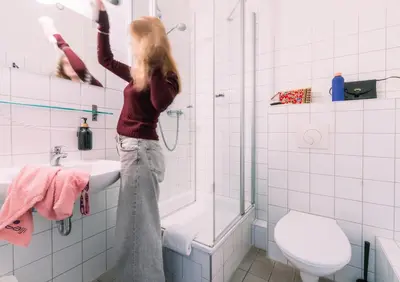 Ein Badezimmer in der Unterkunft Three Little Pigs Hostel - Your Berlin Castle