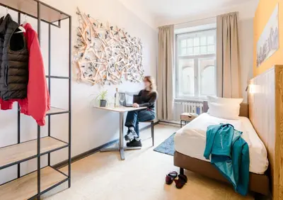 Ein Bett oder Betten in einem Zimmer der Unterkunft Three Little Pigs Hostel - Your Berlin Castle