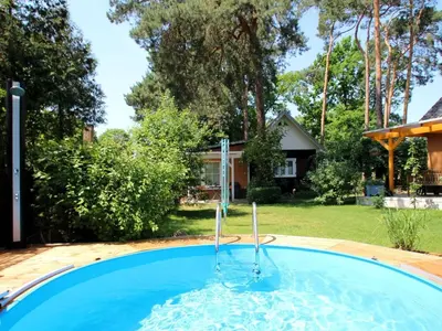 Der Swimmingpool an oder in der Nähe von Ferienhaus Püttbergeweg, Berlin