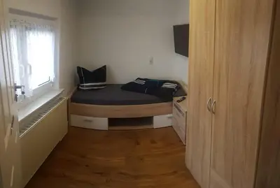 Ein Bett oder Betten in einem Zimmer der Unterkunft Große Monteurs und Handwerkerwohnung nahe Potsdam Berlin Bad Belzig und Brandenburg Ferienhaus zur weißen Taube