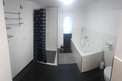 Ein Badezimmer in der Unterkunft Große Monteurs und Handwerkerwohnung nahe Potsdam Berlin Bad Belzig und Brandenburg Ferienhaus zur weißen Taube