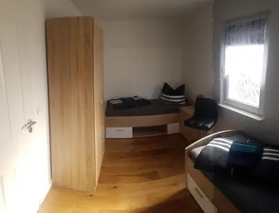 Ein Bett oder Betten in einem Zimmer der Unterkunft Große Monteurs und Handwerkerwohnung nahe Potsdam Berlin Bad Belzig und Brandenburg Ferienhaus zur weißen Taube
