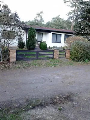 Das Gebäude in dem sich das Ferienhaus befindet