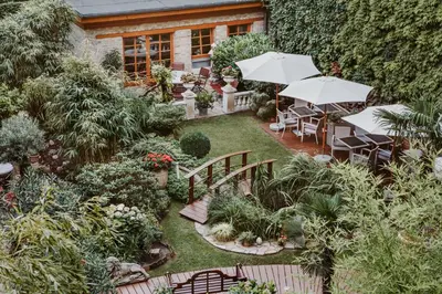 Ein Garten an der Unterkunft THE GATE GARDEN Hotel