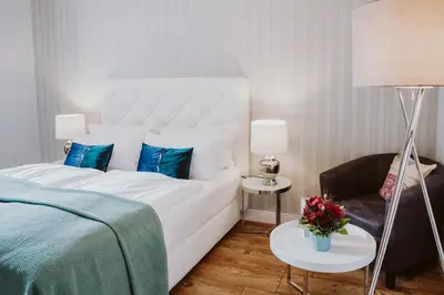 Ein Bett oder Betten in einem Zimmer der Unterkunft THE GATE GARDEN Hotel