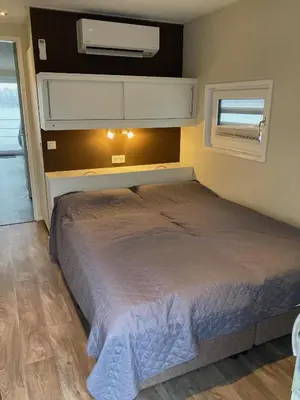 Ein Bett oder Betten in einem Zimmer der Unterkunft Schwimmende Ferienwohnung, Hausboot Urlaub als Festlieger am Steg