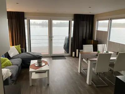 Ein Sitzbereich in der Unterkunft Schwimmende Ferienwohnung, Hausboot Urlaub als Festlieger am Steg