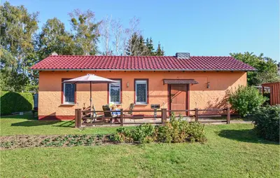 Ein Garten an der Unterkunft Ferienhaus E.-Th�lmann-Str. H