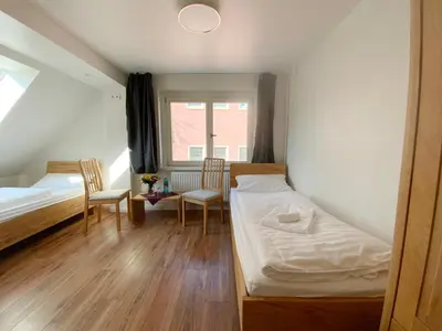 Ein Bett oder Betten in einem Zimmer der Unterkunft Colonial Café Pension