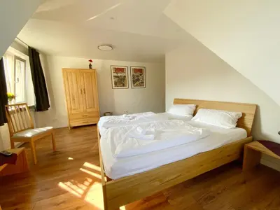Ein Bett oder Betten in einem Zimmer der Unterkunft Colonial Café Pension