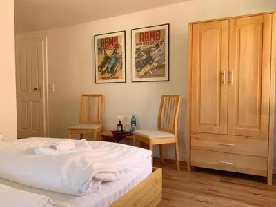 Ein Bett oder Betten in einem Zimmer der Unterkunft Colonial Café Pension