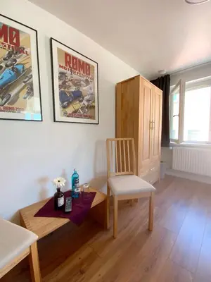 Ein Sitzbereich in der Unterkunft Colonial Café Pension