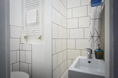 Ein Badezimmer in der Unterkunft Courtyard Apartment (REBELI)