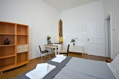 Ein Bett oder Betten in einem Zimmer der Unterkunft Courtyard Apartment (REBELI)