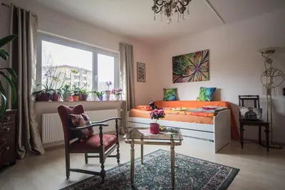 Ein Sitzbereich in der Unterkunft Weltoffenes privates Gästezimmer bei LGBTQ freundlichen Gastgeber der mit in der Wohnung lebt