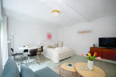 Ein Bett oder Betten in einem Zimmer der Unterkunft City Hideaway with Terrace