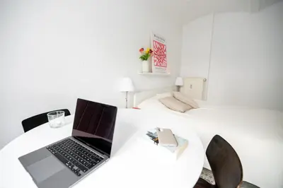 Ein Bett oder Betten in einem Zimmer der Unterkunft City Hideaway with Terrace