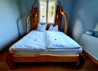 Ein Bett oder Betten in einem Zimmer der Unterkunft Alexandrowka Wohnen im UNESCO Weltkulturerbe Haus