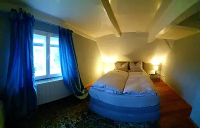 Ein Bett oder Betten in einem Zimmer der Unterkunft Alexandrowka Wohnen im UNESCO Weltkulturerbe Haus