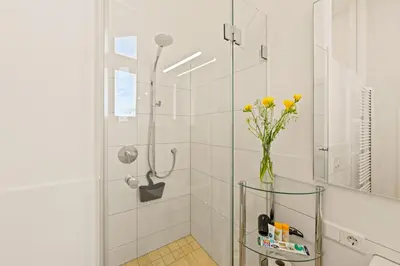 Ein Badezimmer in der Unterkunft 1,399 sq ft Historic Landmark, Checkpoint Charlie