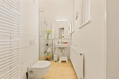 Ein Badezimmer in der Unterkunft 1,399 sq ft Historic Landmark, Checkpoint Charlie