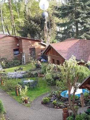 Ein Garten an der Unterkunft Monikas Gästehäuser Seeblick Himmelpfort