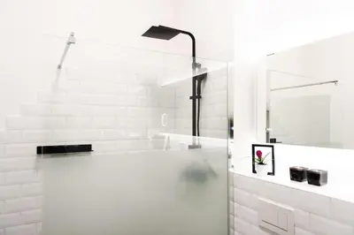 Ein Badezimmer in der Unterkunft 4-Zi Urban Design 120m² BRANDNEW 200Mbit