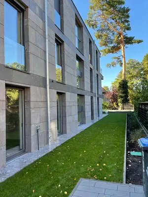 Ein Garten an der Unterkunft Basalt Lodge am Lehnitzsee