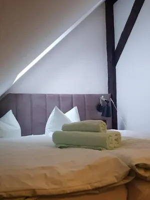 Ein Bett oder Betten in einem Zimmer der Unterkunft Ritterhof Kampehl