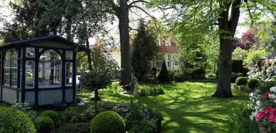 Ein Garten an der Unterkunft Ferienwohnungen an der Stadtvilla Rheinsberg