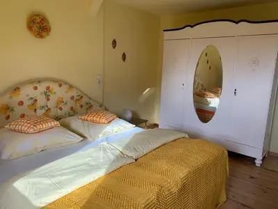 Ein Bett oder Betten in einem Zimmer der Unterkunft Vierseitenhof Hasenfelde - Ferienwohnung Feldblick