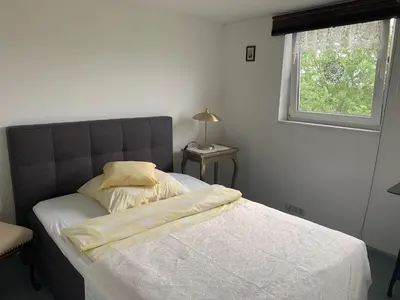 Ein Bett oder Betten in einem Zimmer der Unterkunft Vierseitenhof Hasenfelde - Ferienwohnung Feldblick